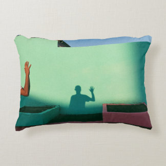 Person waving reflecting shadow on teal wall paint accent kussen