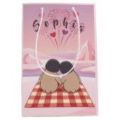 Personalised Cute Penguin Valentine Picnic Medium Cadeauzakje (Voorkant)