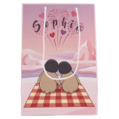 Personalised Cute Penguin Valentine Picnic Medium Cadeauzakje (Achterkant)