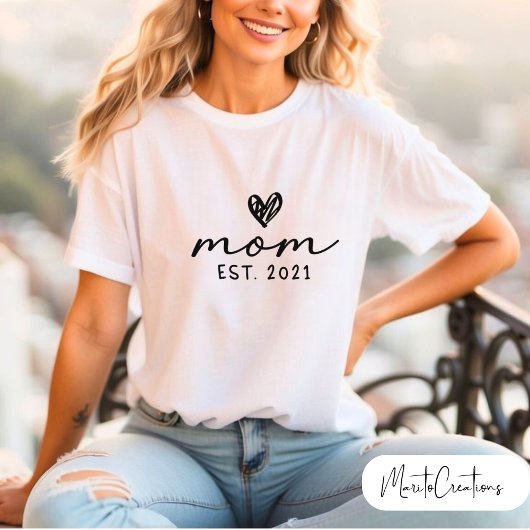 Personalised T-shirt for mum with the phrase MOM 
