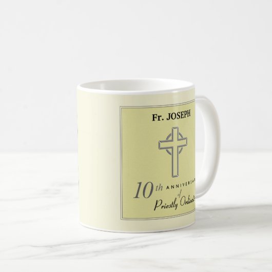 Personaliseer, 10e Jubileum van Priest in reliëf Koffiemok (Voorkant rechts)