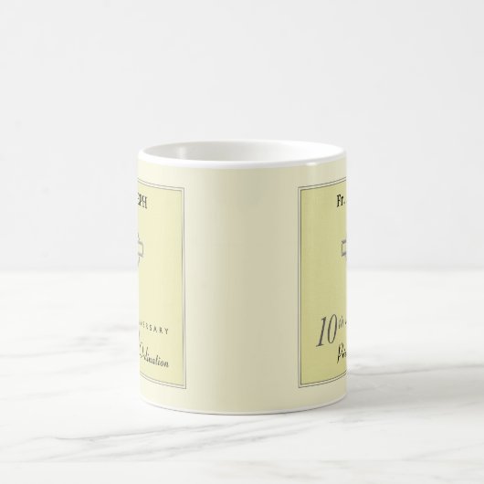 Personaliseer, 10e Jubileum van Priest in reliëf Koffiemok (Center)