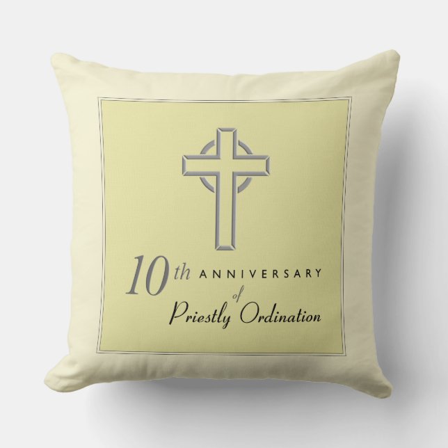 Personaliseer, 10e Jubileum van Priest in reliëf Kussen (Voorkant)