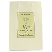 Personaliseer, 10e Jubileum van Priest in reliëf Medium Cadeauzakje (Voorkant)