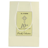 Personaliseer, 10e Jubileum van Priest in reliëf Medium Cadeauzakje (Achterkant)