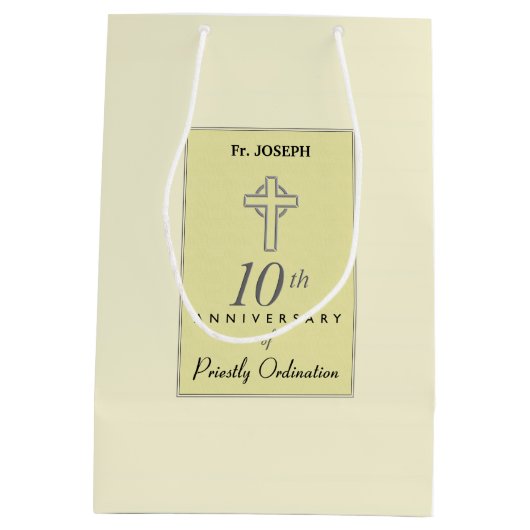 Personaliseer, 10e Jubileum van Priest in reliëf Medium Cadeauzakje (Achterkant)