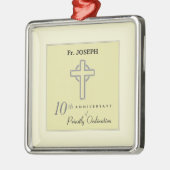 Personaliseer, 10e Jubileum van Priest in reliëf Metalen Ornament (Links)