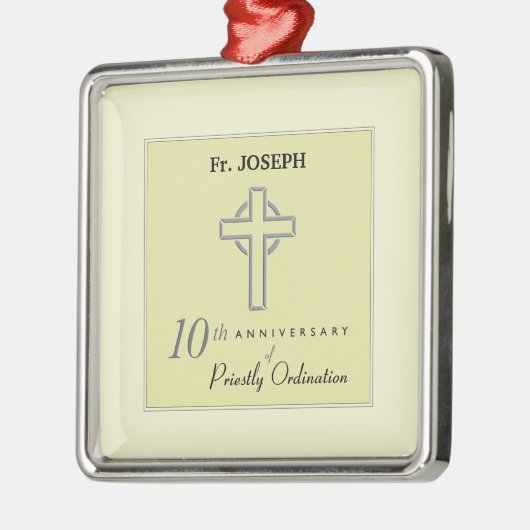 Personaliseer, 10e Jubileum van Priest in reliëf Metalen Ornament (Links)