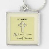 Personaliseer, 10e Jubileum van Priest in reliëf Sleutelhanger (Voorkant)