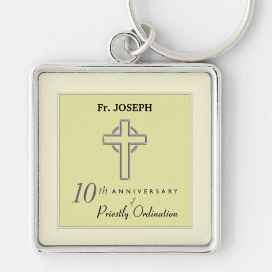 Personaliseer, 10e Jubileum van Priest in reliëf Sleutelhanger (Voorkant)