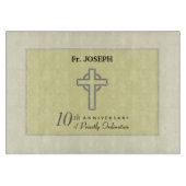 Personaliseer, 10e Jubileum van Priest in reliëf Snijplank (Voorkant)