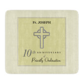 Personaliseer, 10e Jubileum van Priest in reliëf Snijplank (Voorkant)