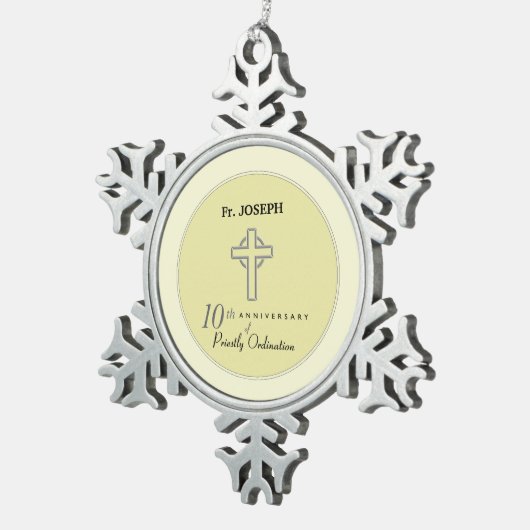 Personaliseer, 10e Jubileum van Priest in reliëf Tin Sneeuwvlok Ornament (Rechts)