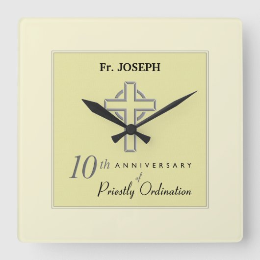 Personaliseer, 10e Jubileum van Priest in reliëf Vierkante Klok (Voorkant)