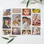 Personaliseer 11 foto's Taupe Modern Lieve Mama Briefkaart<br><div class="desc">Elegante en moderne fotodisplay die een geweldig cadeau is voor elke gelegenheid en voor iedereen: bruiloft, familie, vrienden en beste vrienden, grootouders, Valentijnsdag. Voor het beste resultaat bij het personaliseren van dit ontwerp, probeer hetzelfde formaat te gebruiken als de sjabloon gebruikt: verticaal als het verticaal is, vierkant als het vierkant...</div>