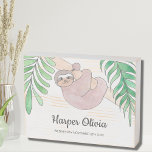 Personaliseer Baby Naam Datum Sloth Nursery Decor Houten Kist Print<br><div class="desc">Schattig Baby Sloth houten kistteken. Deze schattige baby decoratie heeft een zoete baby-luiaard die aan een tak hangt,  omlijst met groene waterverf oerwouden bladeren. Pas dit bord aan met de naam en geboortedatum van de baby.</div>