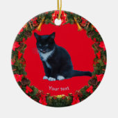 Personaliseer Black Kitten Tuxedo zittend Meows Keramisch Ornament (Voorkant)