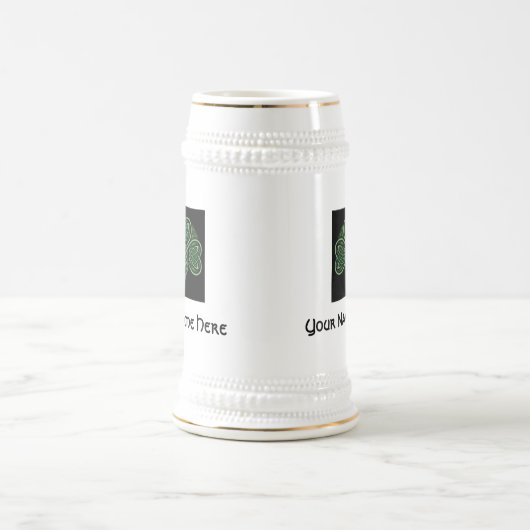 Personaliseer Celtic Knot Shamrock Stein Bierpul (Center)