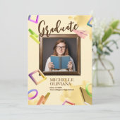 Personaliseer crèmekleurige fancy diploma-uitnodig kaart (Staand voorkant)