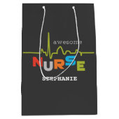 Personaliseer de Geweldige verpleegkundige op de d Medium Cadeauzakje (Voorkant)