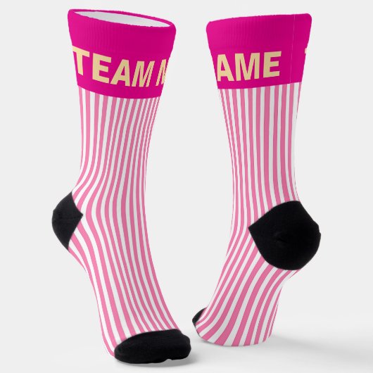 Personaliseer DE NAAM VAN HET TEAM Pink Stripe Sokken (Gebogen)