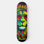 Personaliseer deze trendy Rasta Lion Persoonlijk Skateboard (Voorkant)
