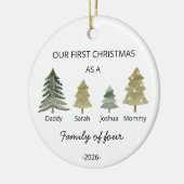 Personaliseer eerste kerst als een gezin van vier keramisch ornament (Links)