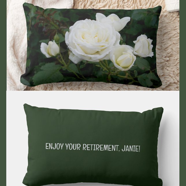 Personaliseer Geniet van pensionering Collega Vrie Kussen (Modern, elegant Enjoy Your Retirement personalized name accent pillow. Photo of cream white roses )