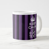 Personaliseer het Keep Calm Jouw tekst Paarse Stri Grote Koffiekop (Voorkant rechts)