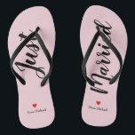 Personaliseer Just Married Teenslippers in bord ro<br><div class="desc">Deze schattige bleke pin teenslippers zijn voorzien van "Just Married" in groot zwart script en uw persoonlijke naam in zwarte print met een rood hart</div>