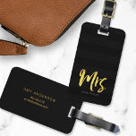 Personaliseer met Naam Faux Gold Mrs Black Stripes Bagagelabel<br><div class="desc">Stijlvol gepersonaliseerd bagagelabel met het woord "Mrs" in faux gouden folie borstel script tegen een zwarte strepen patroonachtergrond. Het maakt grote geschenken voor nieuwe huwelijken of jubilea. Als u jouw naam beter wilt laten opvallen tegen de donkere achtergrond, verandert u de letterkleur in een lichtere kleur of gebruikt u voor...</div>