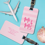 Personaliseer met naam Mr en Mrs Pink Stripes Bagagelabel<br><div class="desc">Stijlvol gepersonaliseerd bagagelabel met het woord "Mr en Mrs" in roze penseelschrift tegen een preppy roze strepen patroonachtergrond. Het maakt geweldige geschenken voor nieuwe huwelijken of huwelijksjubilea. Personaliseer dit label door plaatsaanduidingstekst te vervangen door uw gegevens en voor meer mogelijkheden, zoals om het lettertype en de grootte ervan te wijzigen,...</div>