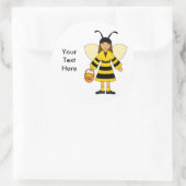 Personaliseer mij — Meisje in bijenkostuum Ronde Sticker (Tas)