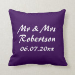 Personaliseer Mr. en Mrs. paarse trouwritzipper Kussen<br><div class="desc">Aangepast Mr. en Mrs. Royal paarse bruiloft zipper werpen kussen. Voeg je eigen achternaam toe. Gepersonaliseerde kussens voor sofa, bank of bed in slaapkamers. Kute design met de naam van nieuw gehuwd koppel. Classy home decor, gepersonaliseerd voor bruid en bruom/man en vrouw. Romantische trouwcadeautjes voor pasgetrouwden. Maak je eigen huisdecoraties....</div>