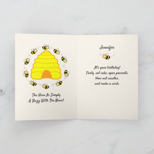 Personaliseer NAAM Bijen Honeybee Birthday Kaart (Binnen)