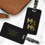 Personaliseer naam Elegant Mr & Mrs Black Stripes Bagagelabel<br><div class="desc">Elegant gepersonaliseerd bagagelabel met het woord "Mr en Mrs" in faux gouden folie penseelschrift tegen een moderne zwarte strepen patroonachtergrond. Het maakt geweldige geschenken voor nieuwe huwelijken of huwelijksjubilea. Als u jouw naam beter wilt laten opvallen tegen de donkere achtergrond, verandert u de letterkleur in een lichtere kleur of gebruikt...</div>