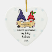 Personaliseer onze eerste kerst gnomen keramisch ornament (Voorkant)
