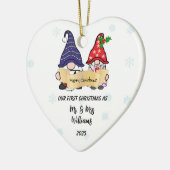 Personaliseer onze eerste kerst gnomen keramisch ornament (Links)