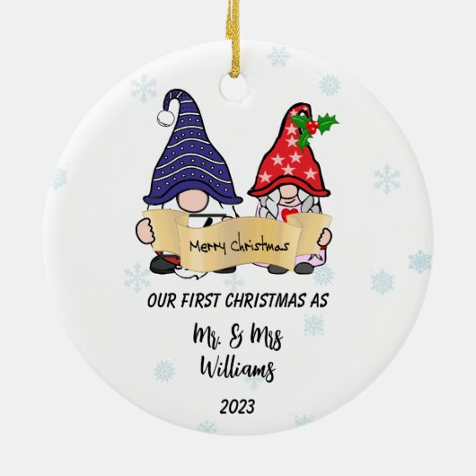 Personaliseer onze eerste kerst gnomen keramisch ornament (Achterkant)