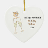 Personaliseer onze eerste kerst hart & champagne keramisch ornament (Voorkant)