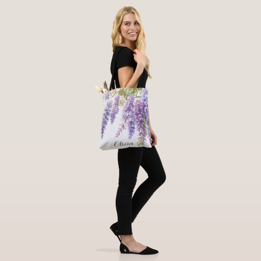 Personaliseer paarse waterverf wisteria floral tote bag (Op model)