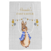 Personaliseer Peter het konijn Eerste Pasen Medium Cadeauzakje (Achterkant)