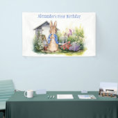 Personaliseer Peter het konijn in een tuin Spandoek (Beurs)