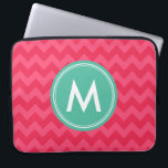Personaliseer Preppy Chevron in Roze Monogram Laptop Sleeve<br><div class="desc">Laat u verrassen door deze monogram laptophoes met een preppy chevron-patroon in roze tinten. Personaliseer het door de tekst van de tijdelijke aanduiding te vervangen. Voor meer opties, zoals het wijzigen van het lettertype en de grootte van het lettertype, klikt u op de knop "Aanpassen". *Houd er rekening mee dat...</div>