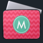 Personaliseer Preppy Chevron in Roze Monogram Laptop Sleeve<br><div class="desc">Laat u verrassen door deze monogram laptophoes met een preppy chevron-patroon in roze tinten. Personaliseer het door de tekst van de tijdelijke aanduiding te vervangen. Voor meer opties, zoals het wijzigen van het lettertype en de grootte van het lettertype, klikt u op de knop "Aanpassen". *Houd er rekening mee dat...</div>
