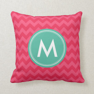 Personaliseer Preppy Monogram Chevron in Roze Kussen