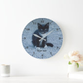 Personaliseer schattige Tuxedo kitten Grote Klok (Huis)