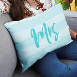 Personaliseer u met de naam Mrs Preppy Blue Stripe Kussen<br><div class="desc">Pillow met "Mrs." in blauw penseelscript tegen een preppy blauwe strepen patroonachtergrond. Ideaal voor nieuwigheden of verjaardagen. Pas het aan door de placeholder tekst te vervangen. Klik op de knop "Aanpassen" voor meer opties zoals het wijzigen van het lettertype en de grootte van het lettertype. *Gelieve te merken op dat...</div>