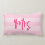 Personaliseer u met de naam Mrs Preppy Pink Stripe Kussen<br><div class="desc">Pillow met "Mrs." in roze penseelscript tegen een roze roze roze strepen patroonachtergrond. Ideaal voor nieuwigheden of verjaardagen. Pas het aan door de placeholder tekst te vervangen. Klik op de knop "Aanpassen" voor meer opties zoals het wijzigen van het lettertype en de grootte van het lettertype. *Gelieve te merken op...</div>