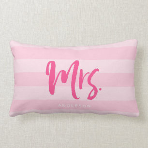 Personaliseer u met de naam Mrs Preppy Pink Stripe Kussen